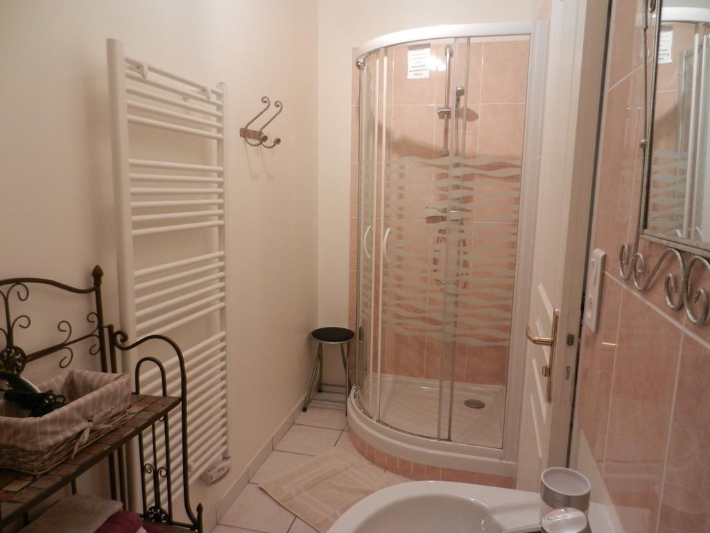Chambre D'Elisabeth A La Ferme Montepilloy Room photo