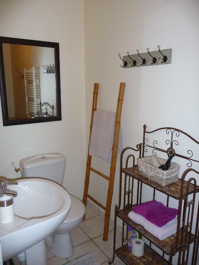 Chambre D'Elisabeth A La Ferme Montepilloy Exterior photo
